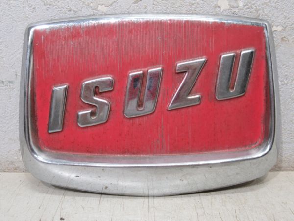 エンブレム　ISUZU