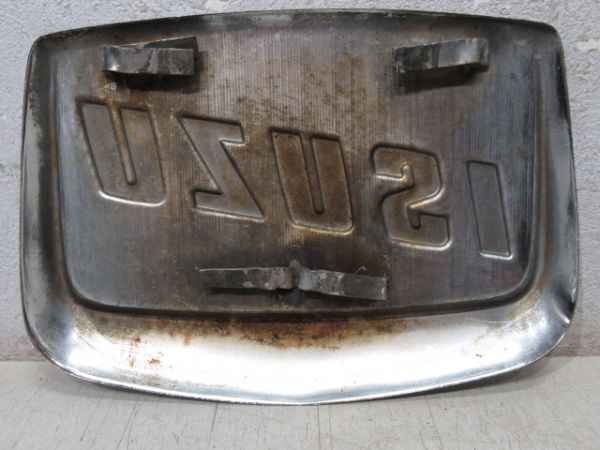 エンブレム　ISUZU